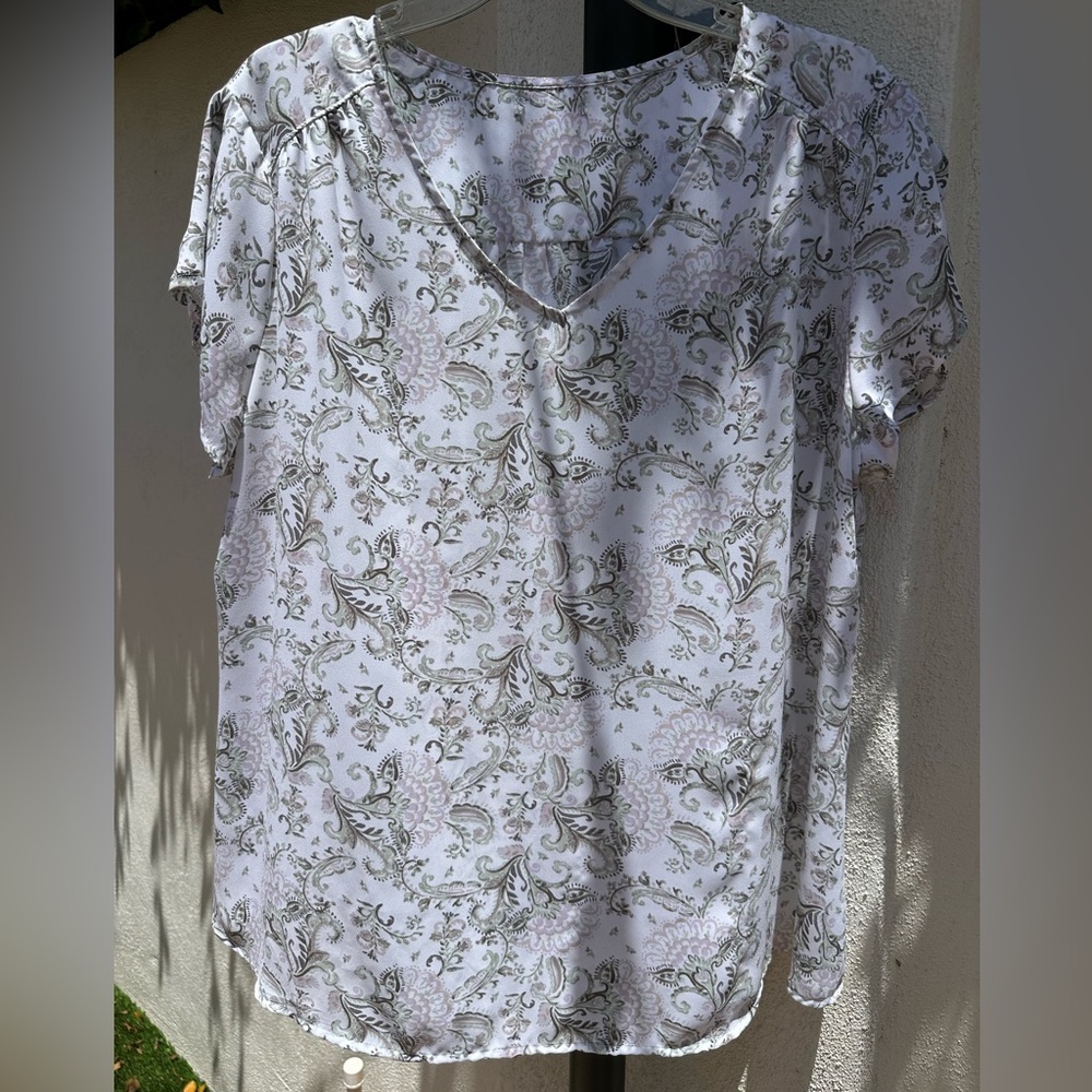 Women's White Floral V-Neck Short Sleeve Top